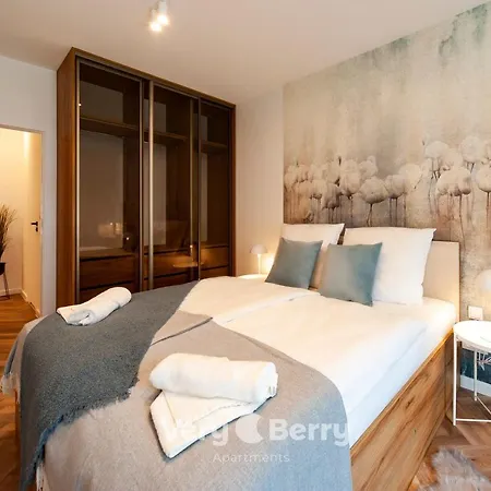 Apartment Very Berry - Bukowska 18c - Apartament With Balcony And Garage - Check In 24h Poznan