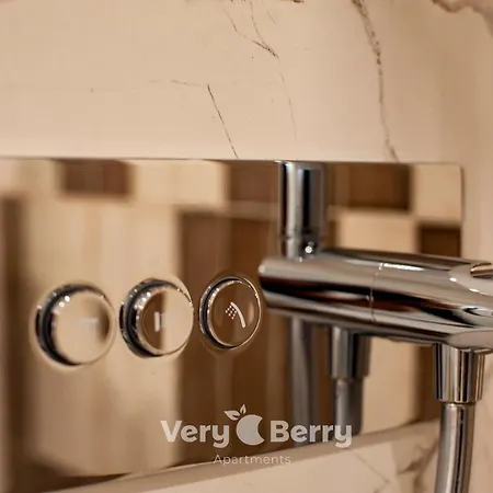 Apartament Very Berry - Bukowska 18c - Apartament With Balcony&garage - Check In 24h Poznań