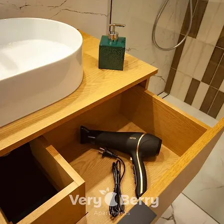 Very Berry - Bukowska 18c - Apartament With Balcony And Garage - Check In 24h Apartment Poznan